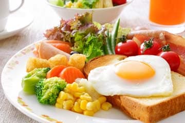 目玉焼き、トーストなど朝食イメージ