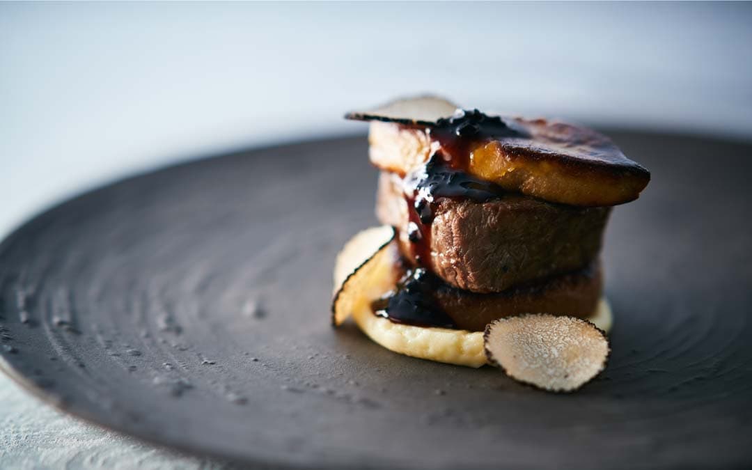 フランス料理 レ・セレブリテ で提供される「黒毛和牛の炭火焼き ロッシーニスタイル」