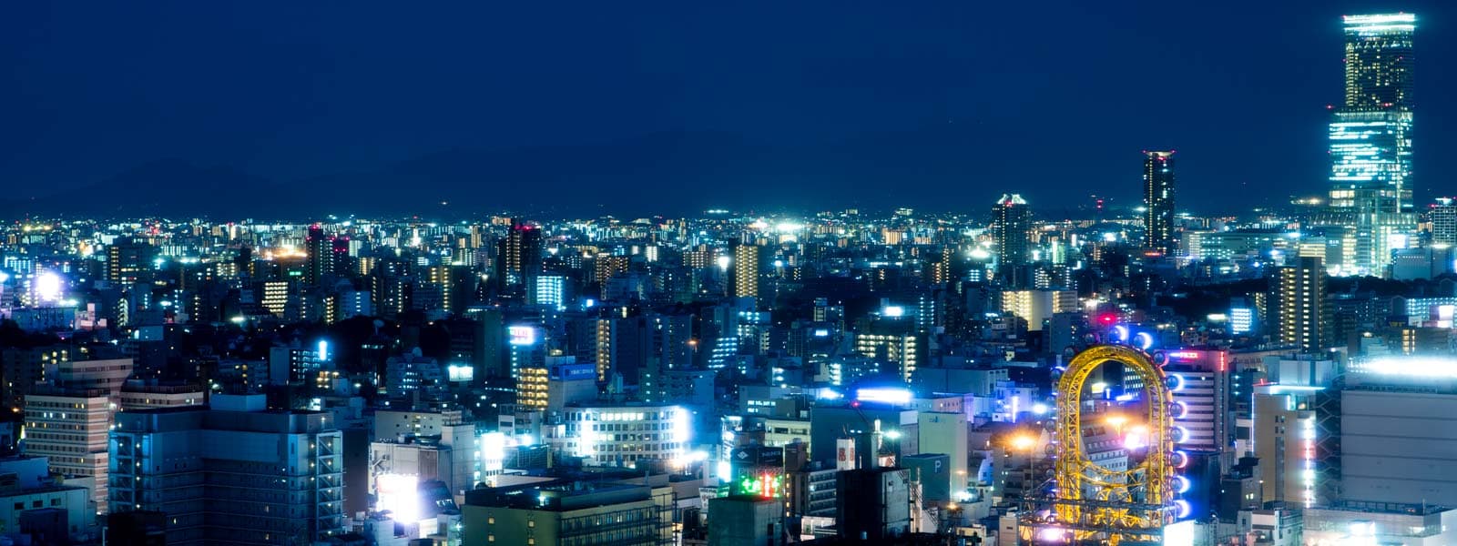 バーラウンジ「スカイクルーザー」から眺める大阪ミナミや「あべのハルカス」などの美しい夜景