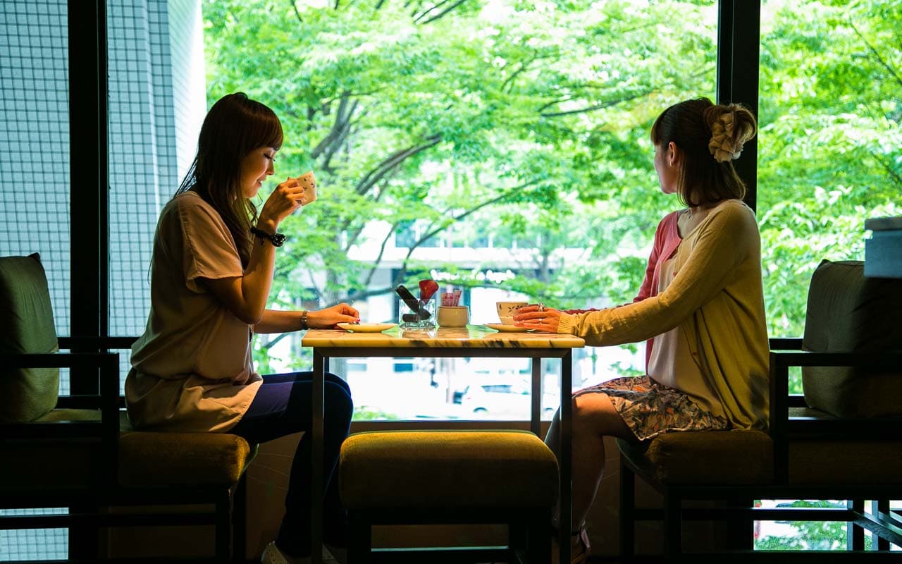 ホテル日航大阪 ロビーラウンジ イメージ画像 緑豊かな御堂筋の銀杏並木を眺める