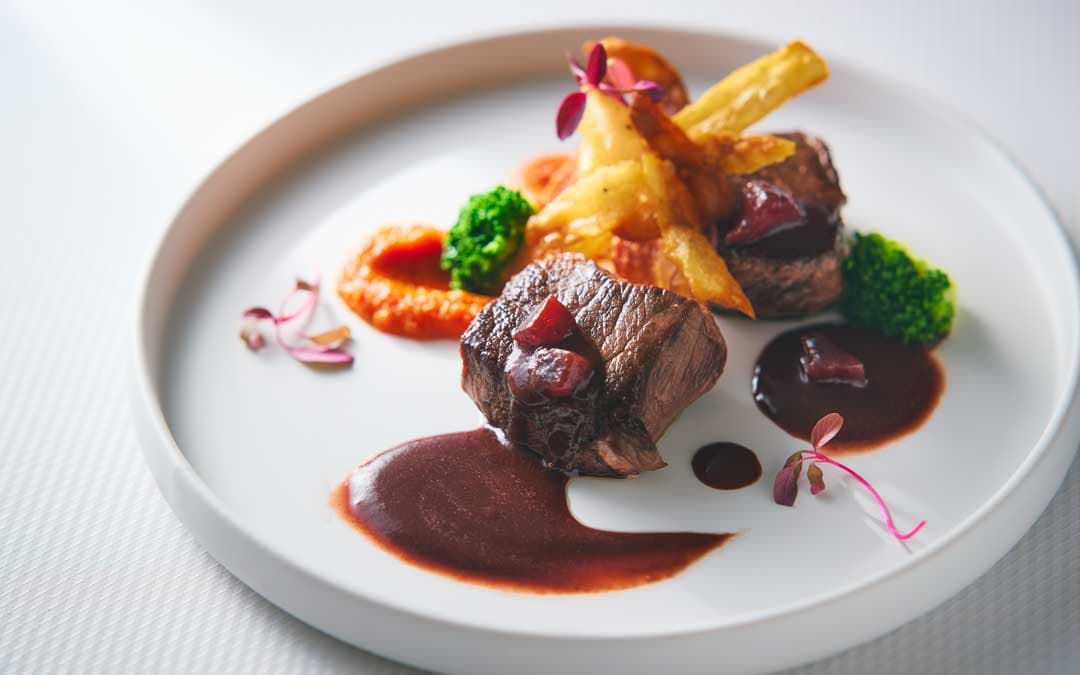 秋の収穫祭ブッフェイメージ 蝦夷鹿ロースのソテー ソースグランヴヌール