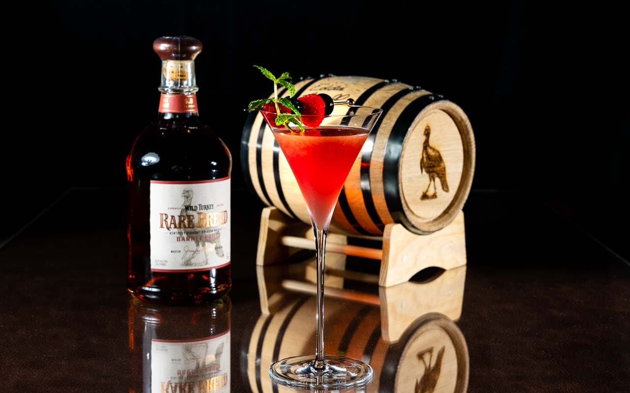 メインバー 夜間飛行 でお楽しみいただけるアンバサダーカクテル「フュージョン」 バーボン・ウイスキー「ワイルドターキー」とともに