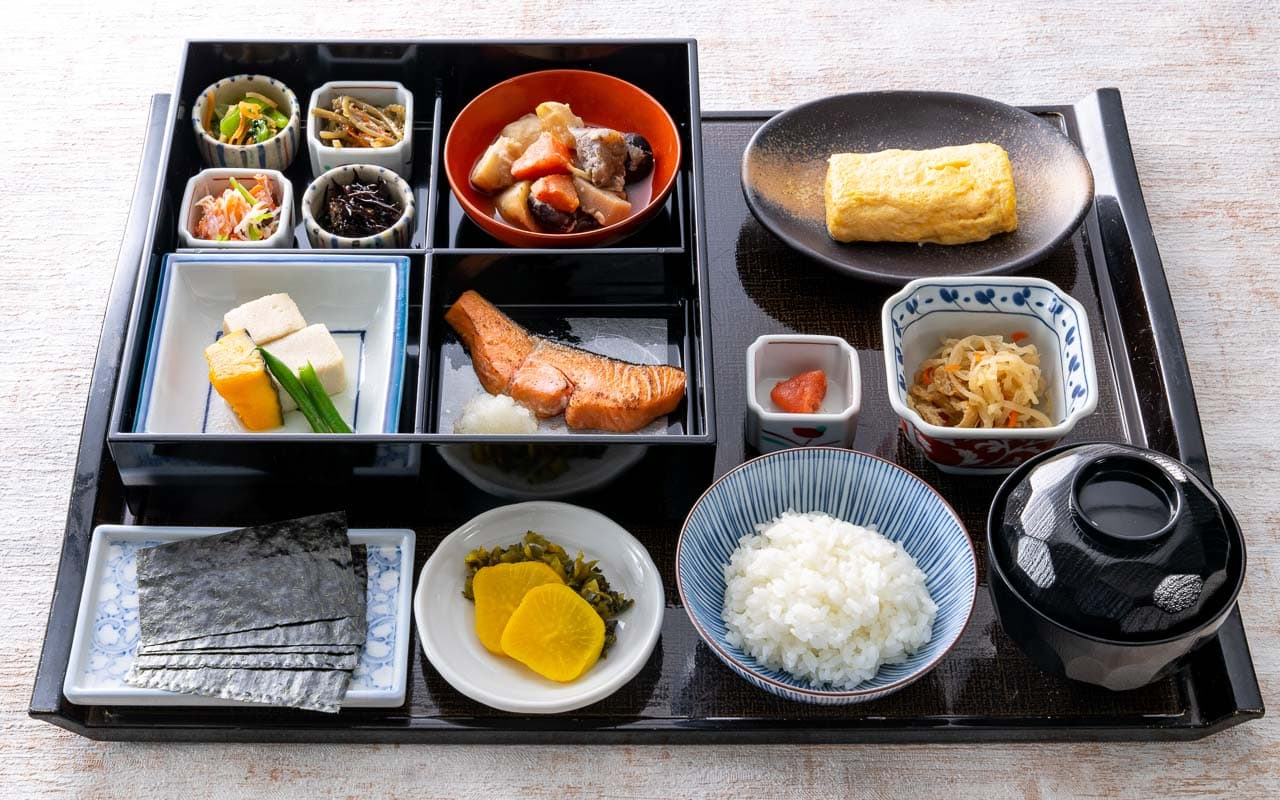 和定食イメージ 小鉢6点 出汁巻き玉子 ヨーグルト オレンジジュース コーヒー