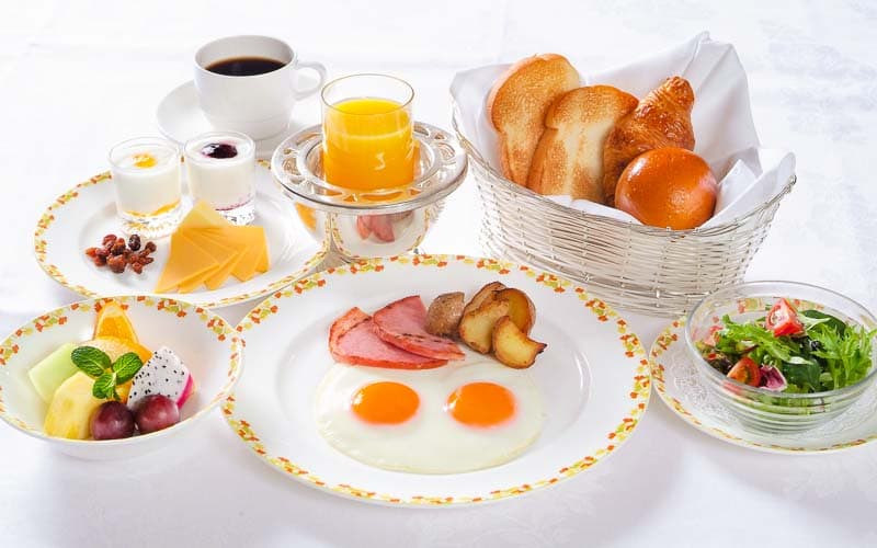 アメリカンブレックファストイメージ 目玉焼き パン サラダ フルーツ ヨーグルト オレンジジュース コーヒー