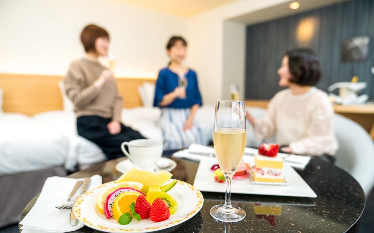 女子旅ご宿泊イメージ オプションでフルーツやスパークリングワインなども