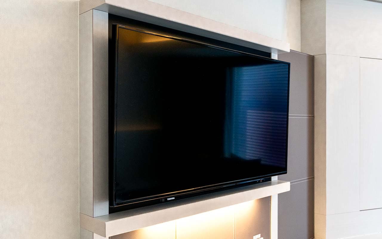 40インチ大型液晶テレビ