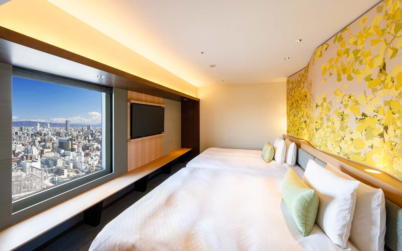 ニッコーエグゼクティブスイート ベッドルーム内観画像 シモンズベッド2台と大型液晶テレビを配置