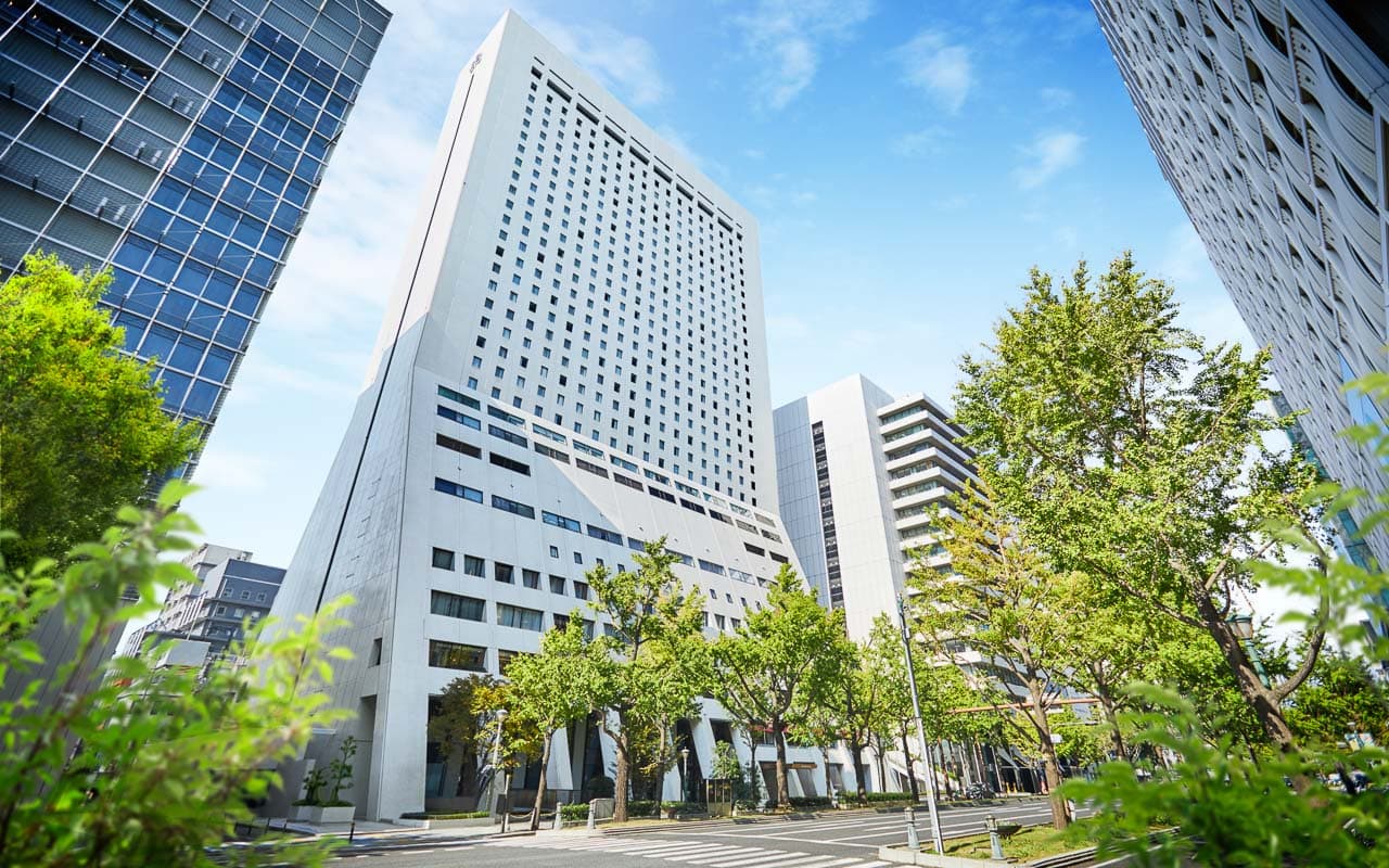 美しい御堂筋の銀杏並木とホテル日航大阪