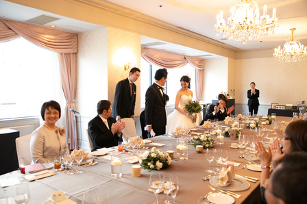 少人数ウエディング　会食　晩餐会スタイル　シャンデリア