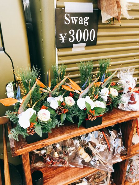 日比谷花壇　移動販売車　クリスマスマーケット　海外　お洒落　アレンジメント