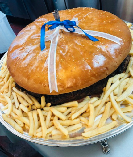 ケーキ入刀以外　巨大ハンバーガー　Bigハンバーガー