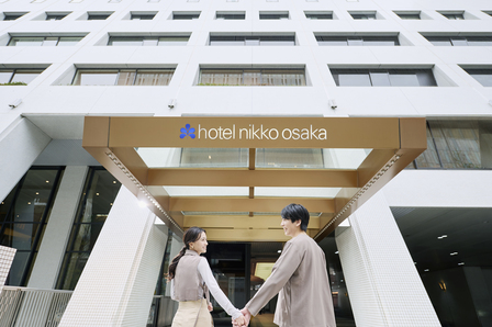 NHO新ビジュアル_外観カップル.jpg