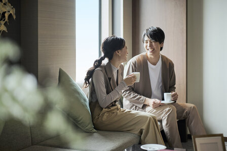 ホテル日航大阪内で結婚式について談笑しているカップル